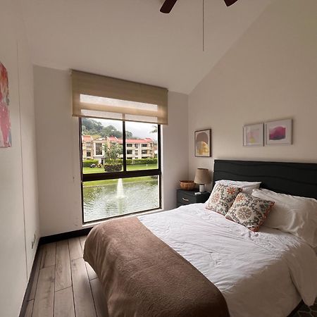 Cr Mariposa Rentals Lakeview Penthouse With Office Space, Pool, Gym, Tennis Santa Ana  Esterno foto