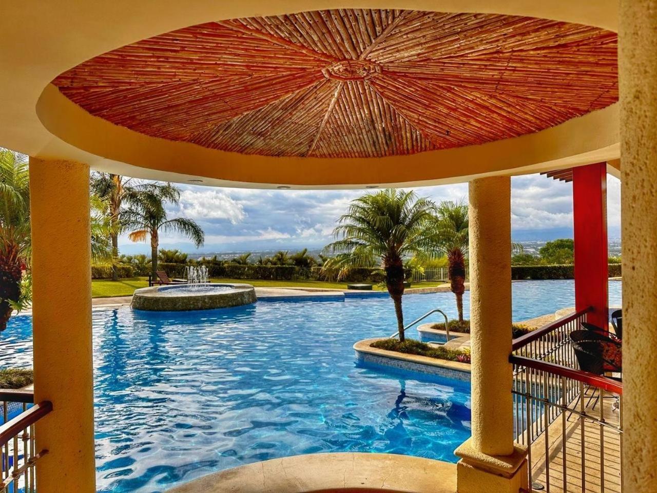 Cr Mariposa Rentals Lakeview Penthouse With Office Space, Pool, Gym, Tennis Santa Ana  Esterno foto